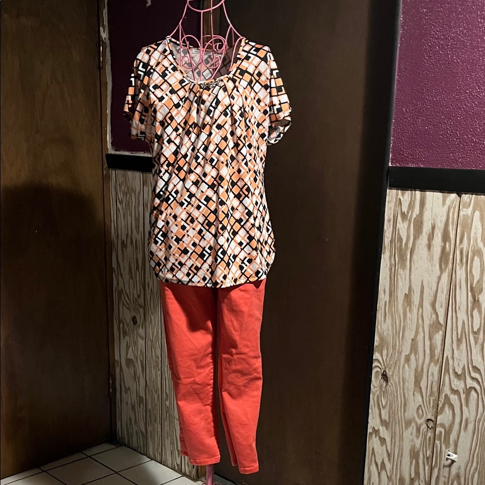 Geometric Patterned Top Andorange Capri Pants Set - image 1